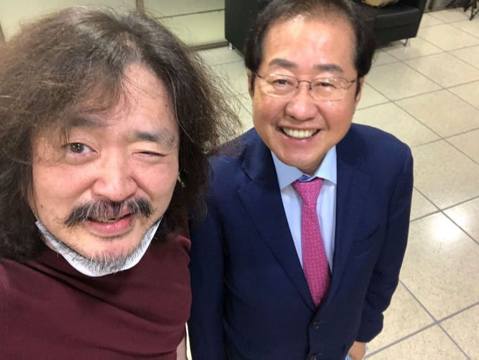 2021년 TBS라디오 '김어준의 뉴스공장'에 출연한 홍준표 전 대구시장과 진행자 김어준. '김어준의 뉴스공장' 페이스북 캡처