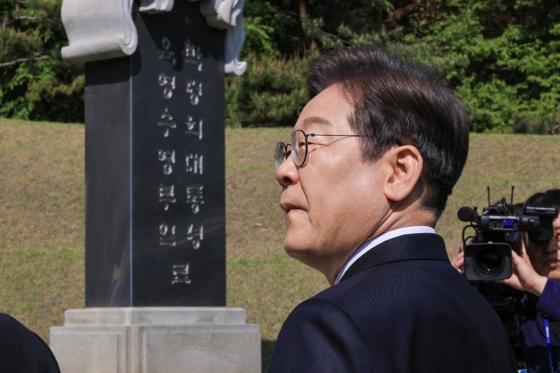 경찰 "이재명 신변보호 종료...오늘부터 <b>경호</b>로 전환"