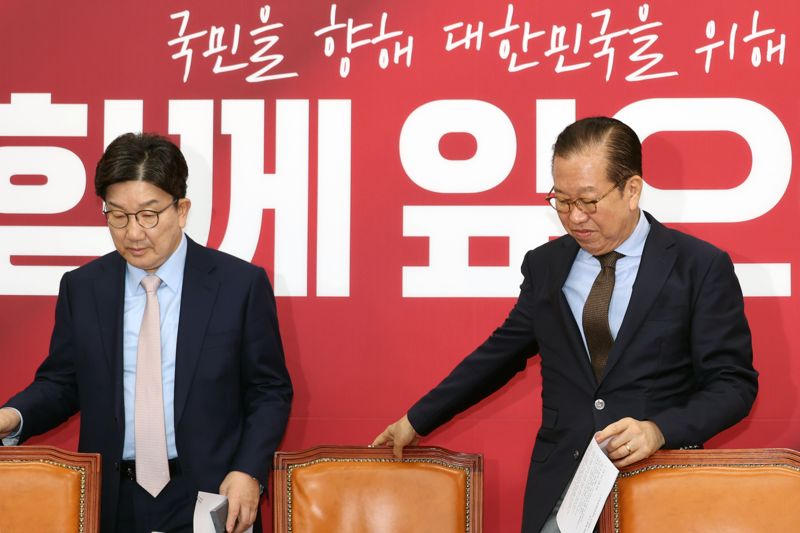 국민의힘 권영세 비대위원장과 권성동 원내대표가 28일 국회에서 열린 비대위에 참석하고 있다. 사진=서동일 기자