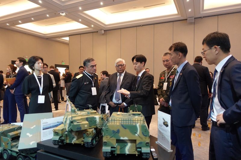 지난 4월 28일 개최된 'Korea Defense Day 2025'에서 한화에어로스페이스 직원들이 칠레 군 관계자들을 상대로 전시제품을 설명하고 있다.한화에어로스페이스 제공