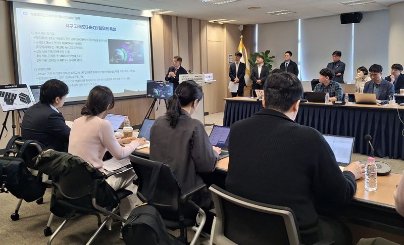 우주항공청 강경인 우주과학탐사부문장이 2일 서울 광화문 국가과학기술자문회의 회의실에서 진행한 기자브리핑에 참석해 우주항공청과 미항공우주청 간의 이행약정 체결 내용에 대해 설명하고 있다.우주항공청 제공