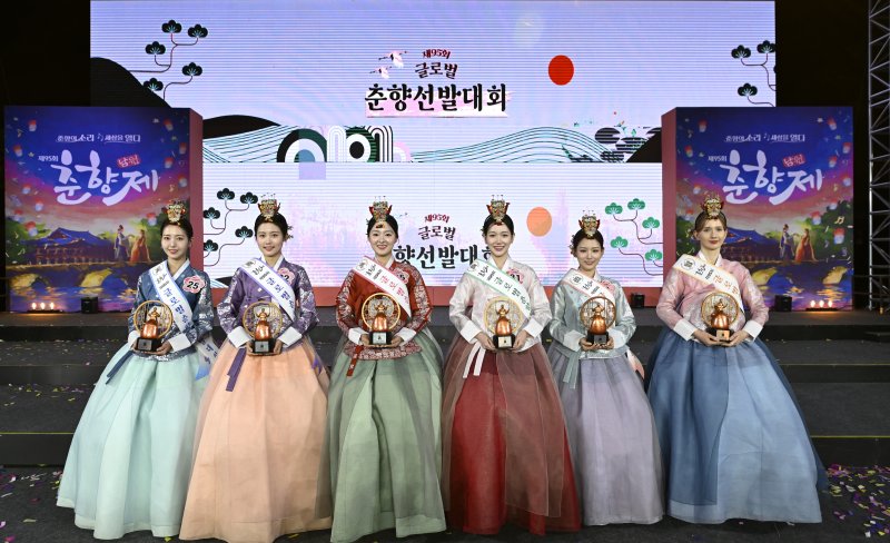 지난달 30일 제95회 춘향제 개막화 함께 열린 '글로벌 춘향선발대회'에서 뽑힌 올해의 춘향이들로 왼쪽부터 미 정채린 양,<a href=