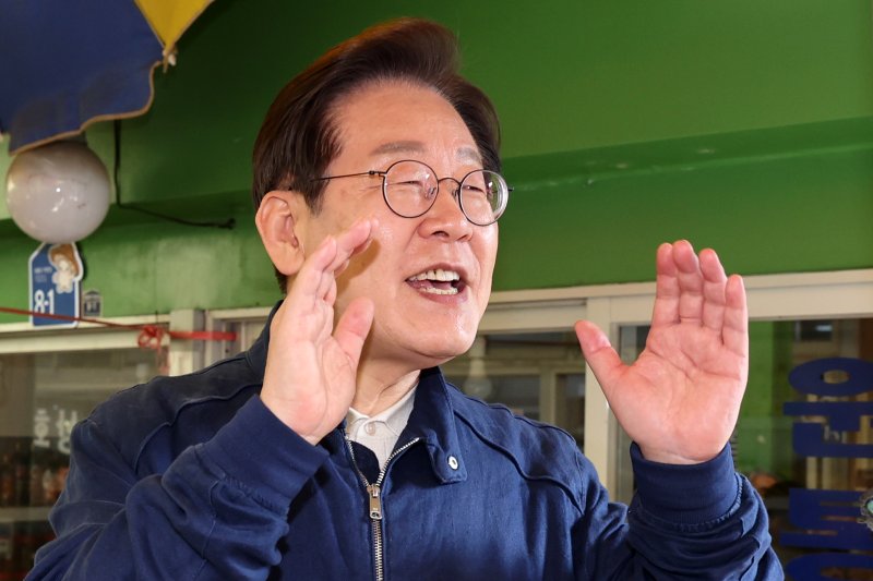 민심을 청취하는 '경청 투어'에 나선 이재명 더불어민주당 대선후보가 2일 오후 강원도 인제군 원통전통시장에서 주민들을 향해 연설하고 있다./사진=뉴시스