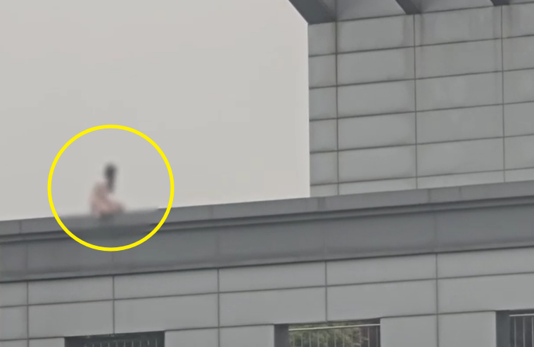 2일 오후 1시 35분께 서울 강남구 소재의 19층짜리 오피스텔 건물 옥상에서 한 여성이 투신 소동을 벌이고 있다./사진=연합뉴스