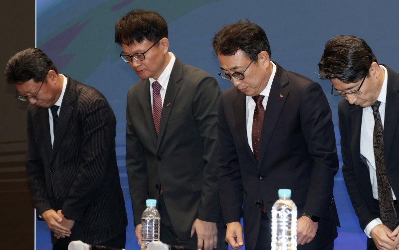 유영상 SK텔레콤 대표이사(오른쪽 두번째)를 비롯한 경영진 2일 오전 서울 중구 SK텔레콤 T타워에서 열린 사이버 침해 관련 일일 브리핑에서 유심(USIM) 정보 해킹 사고와 관련해 고개 숙여 사과하고 있다.뉴스1