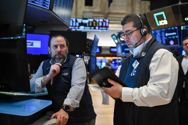 지난 4월 29일 뉴욕시 뉴욕증권거래소(NYSE)에서 트레이더들이 심각한 표정으로 거래를 진행하고 있다.AFP 연합뉴스