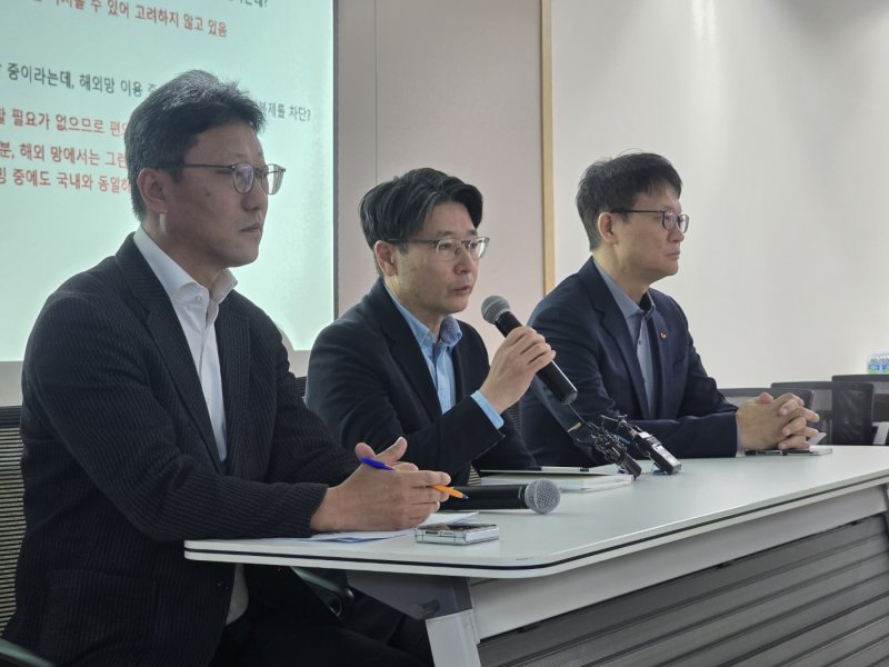 SK텔레콤이 서울시 중구에 위치한 삼화빌딩에서 해킹 사고 이후 수습 과정에 대해서 설명하는 브리핑을 열었다.(왼쪽부터)김희섭 PR센터장,임봉호 MNO사업부장,류정환 네트워크인프라센터장.뉴시스 제공