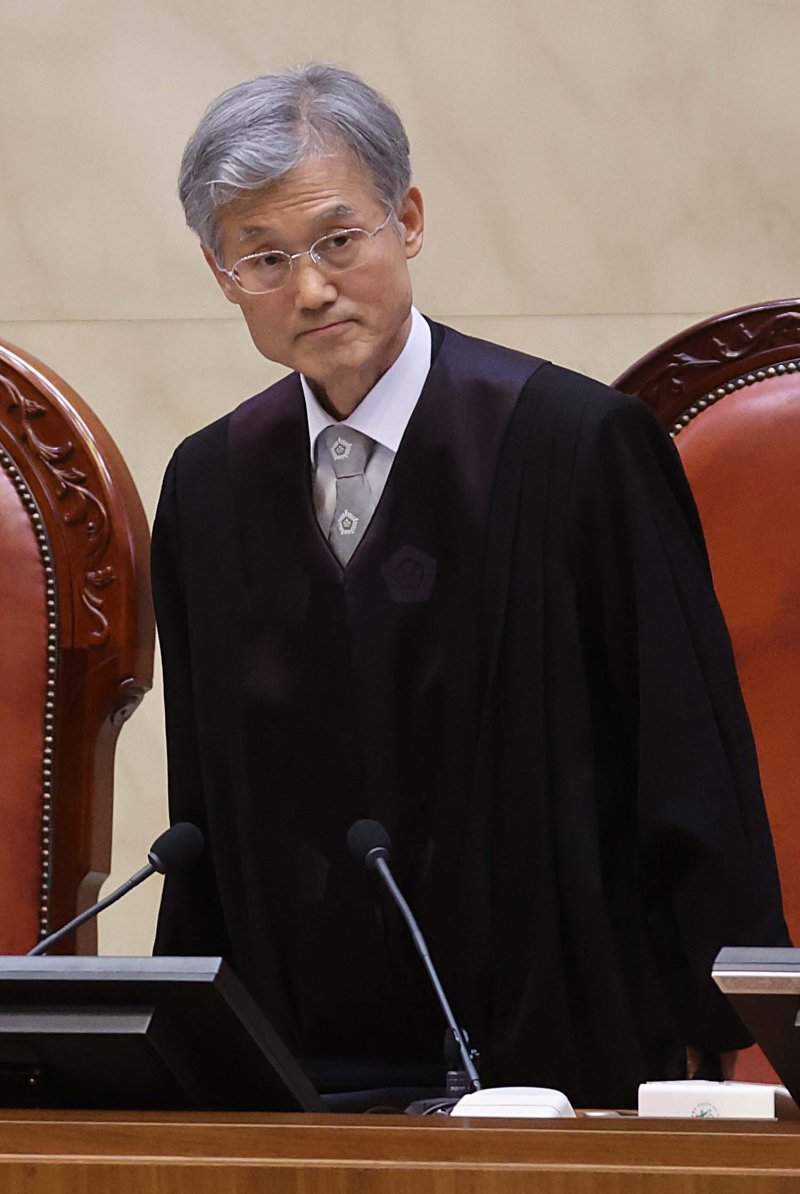 조희대 대법원장이 1일 서울 서초구 대법원에서 이재명 더불어민주당 대선 후보의 공직선거법 위반 사건과 관련한 전원합의체 선고를 위해 대심판정에 입장하고 있다./사진=뉴시스