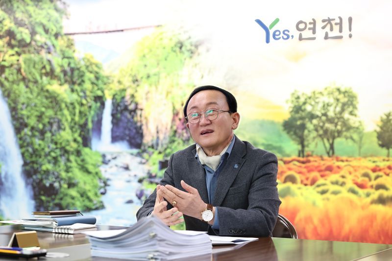 파이낸셜뉴스와 인터뷰를 진행하는 김덕현 연천군수.연천군 제공