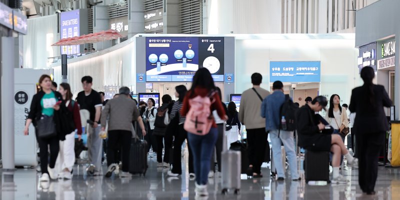 2일 오전 인천국제공항 제1여객터미널 출국장이 여행객들로 붐비고 있다./사진=뉴스1