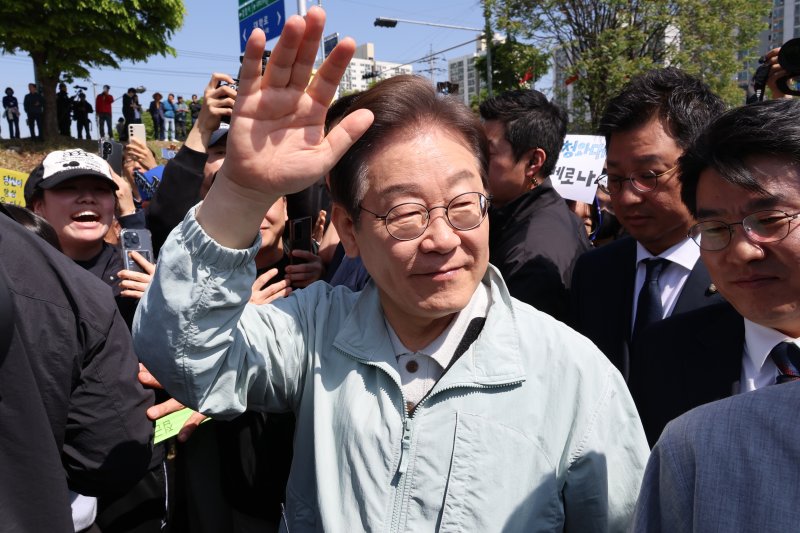 A month before the presidential election... Lee Jae-myung continues field activities (Yeongju = Yonhap News) Reporter Kim Joo-seong = Democratic Party presidential candidate Lee Jae-myung greets citizens at the Korean Seonbi Culture Festival, the first stop of 'Listening and Discussion: Danyang 8 Views Edition' in Munjeongdunchi, Yeongju, Gyeongbuk on the 4th, a month before the presidential election.
