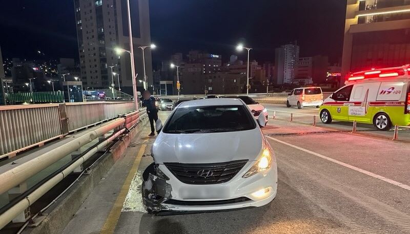 지난 3일 늦은 저녁 부산 영도구에 위치한 부산대교에서 한 음주운전자가 중앙선을 침범해 역주행하다 마주오는 택시와 충돌하는 사고를 일으켜 현장 체포됐다.사진은 가해 운전자의 사고 직후 차량 모습.부산경찰청 제공