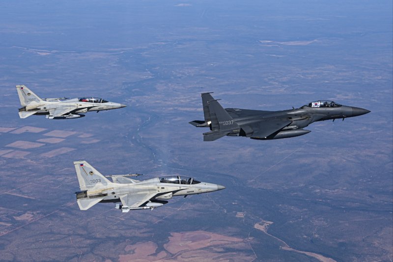 피치블랙 훈련에 참가한 한국 공군 F-15K와 필리핀 공군 FA-50PH가 지난해 8월 31일 호주 다윈기지 상공에서 우정비행을 하고 있다.KAI 제공