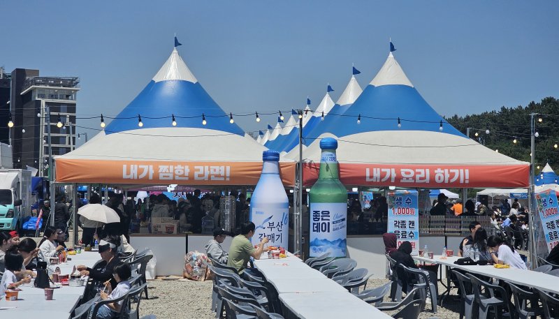 2025 부산 세계라면축제가 기장군 오시리아관광단지 일대에서 개막한 가운데 지난 4일 찾은 현장.방문객들이 각종 라면을 직접 조리해 먹을 수 있는 부스 모습.사진=변옥환 기자