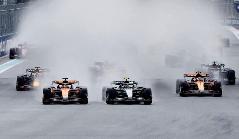 F1 경주차들이 3일 미국 마이애미 인터내셔널 오토드롬 시가지 서킷에서 질주하고 있다.뉴시스
