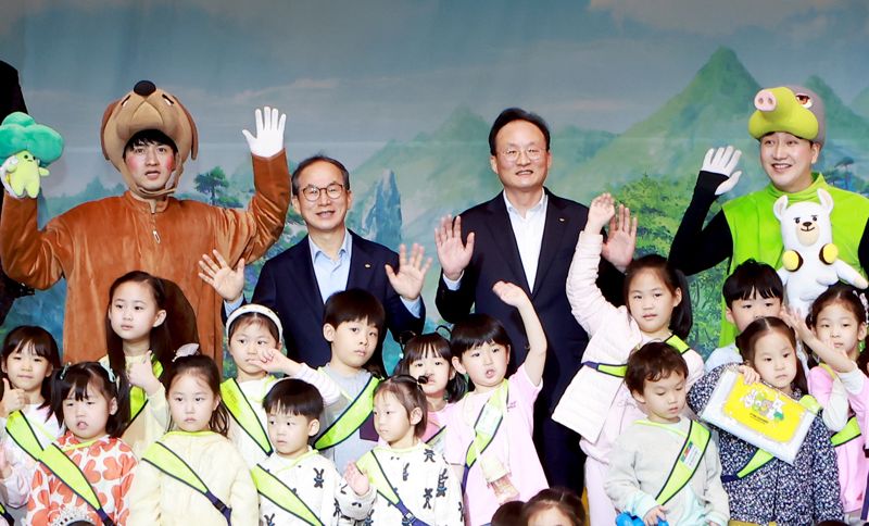 지난 2일 서울 여의도 KB국민은행 신관 다목적홀에서 진행된 어린이날 기념행사에서 양종희 KB금융그룹 회장(셋째줄 왼쪽 두번째)과 이환주 KB국민은행장(셋째줄 왼쪽 세번째)이 아이들과 기념 촬영을 하고 있다.KB금