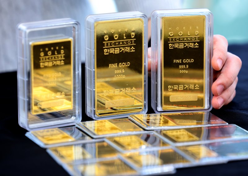 지난달 17일 서울 종로구 한국금거래소 종로본점에 골드바가 진열돼 있다.국내 금값이 사상 최고치를 경신하며 순금 한 돈 가격이 처음으로 65만원 돌파했다.뉴시스