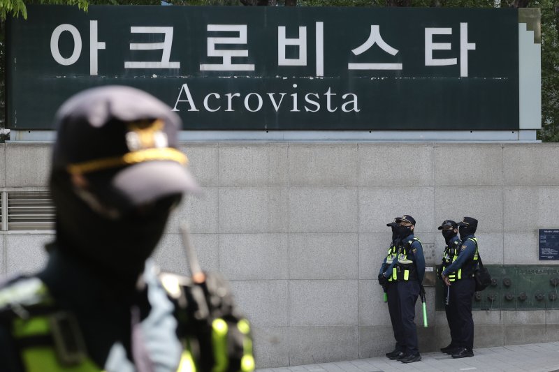 [검찰이 윤석열 전 대통령 사저에 대한 압수수색에 착수한 지난달 30일 서울 서초동 아크로비스타에 경찰이 경계 근무를 서고 있다.사진=뉴시스