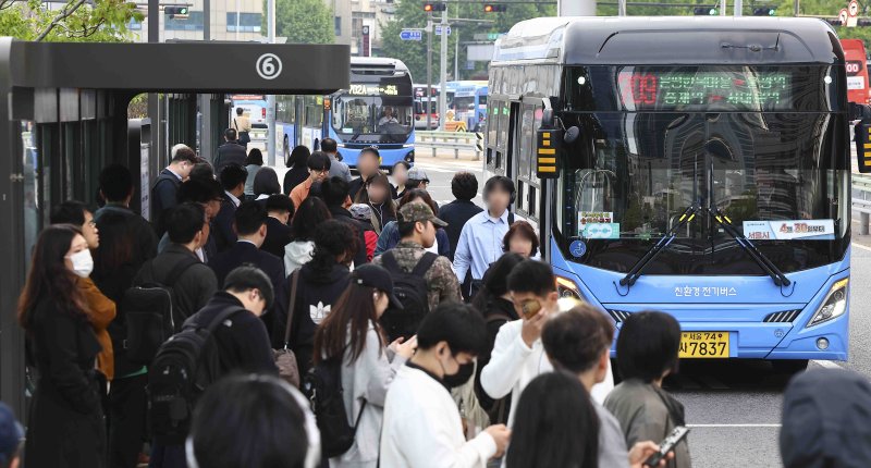 서울 시내버스가 준법투쟁에 돌입한 지난달 30일 오전 서울역 버스환승승강장에서 시민들이 출근길에 나서고 있다.뉴시스