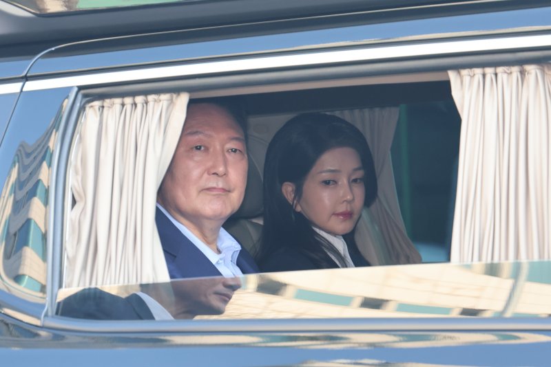 윤석열 전 대통령과 김건희 여사가 11일 오후 서울 용산구 대통령 관저에서 차를 타고 사저로 이동하고 있다. (공동취재) 2025.4.11/뉴스1