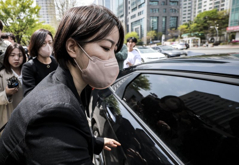 음주운전 및 불법 숙박업 혐의로 재판에 넘겨진 문재인 전 대통령의 딸 다혜씨가 지난달 17일 서울 마포구 서울서부지방법원에서 열린 1심 선고기일을 마친 뒤 법원을 나와 차량에 탑승하고 있다.2025.04.17.