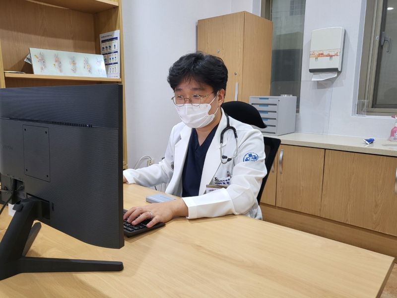 온병원 소화기내과 최한일 과장이 장염에 대해 설명하고 있다.온병원 제공
