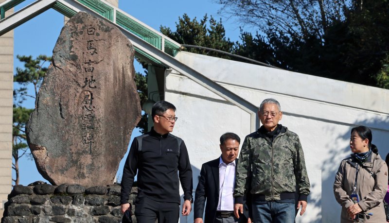 유인촌 문화체육관광부 장관이 지난해 10월 강원도 철원군 등 접경지역 관광 명소를 둘러보고 있다.사진=뉴스1