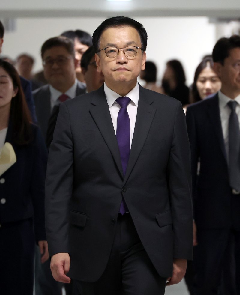 [세종=뉴시스] 강종민 기자 = 지난 2일 사퇴한 최상목 전 경제부총리 겸 기획재정부 장관이 7일 세종시 정부세종청사 기재부를 찾아 직원들과 인사를 나눈 뒤 기자실로 향하고 있다. 2025.05.07. ppkjm@n