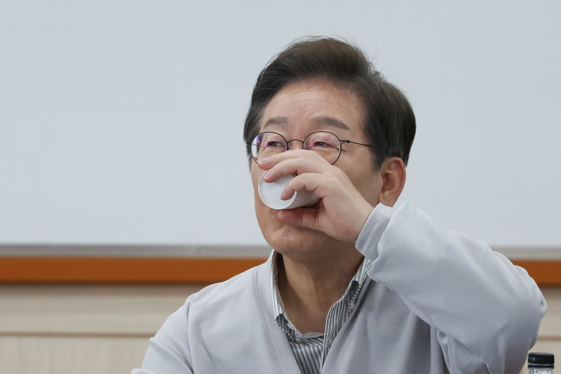 이재명 더불어민주당 대통령 후보가 2차 골목골목 경청투어 마지막 날인 7일 오후 전북 익산시 대한노인회 익산지회에서 열린 임원과의 간담회에서 참석해 물을 마시고 있다./사진=뉴스1