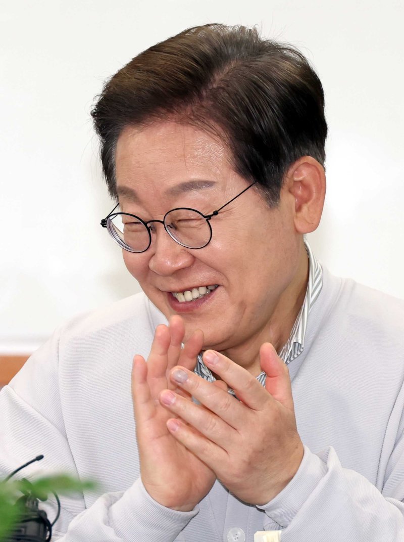 민심을 청취하는 '경청 투어'에 나선 이재명 더불어민주당 대선후보가 7일 전북 익산시 인북로 대한노인회 익산지회에서 열린 임원 간담회에서 웃음을 터뜨리고 있다.사진=뉴시스