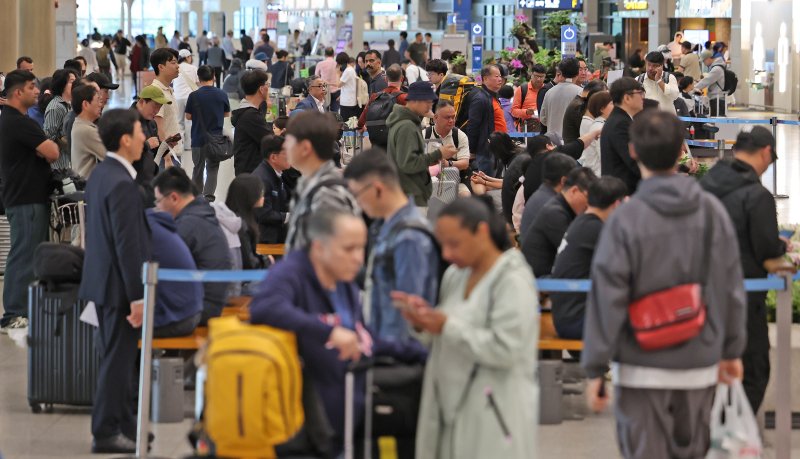 5월 황금연휴 마지막 날인 지난 6일 오전 인천국제공항 제1터미널 입국장이 여행을 마치고 일상으로 돌아가려는 이용객들로 붐비고 있다.뉴스1