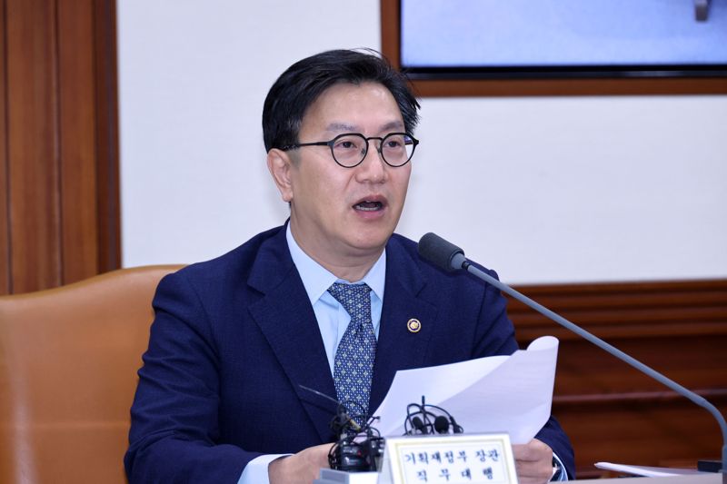 김범석 기획재정부 장관 직무대행이 8일 서울 종로구 정부서울청사에서 주재한 경제관계장관회의에서 발언하고 있다.사진=서동일 기자