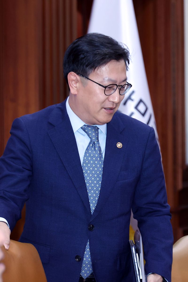 김범석 기획재정부 장관 직무대행이 8일 서울 종로구 정부서울청사에서 주재한 경제관계장관회의에 참석하고 있다.사진=서동일 기자