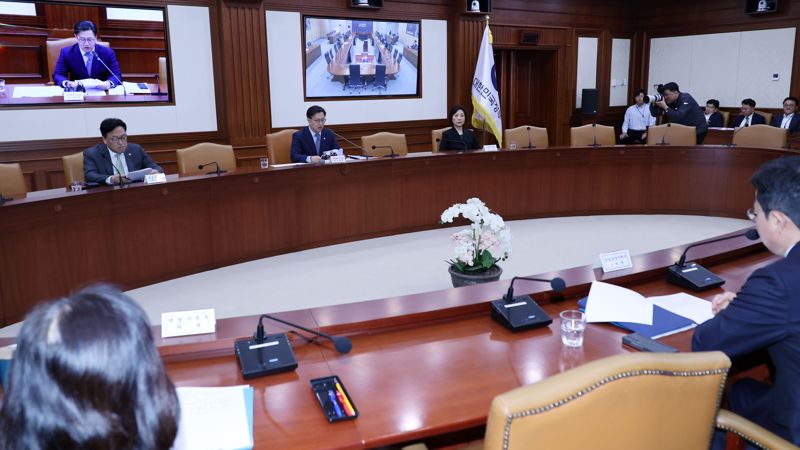 김범석 기획재정부 장관 직무대행이 8일 서울 종로구 정부서울청사에서 주재한 경제관계장관회의에서 발언하고 있다.사진=서동일 기자