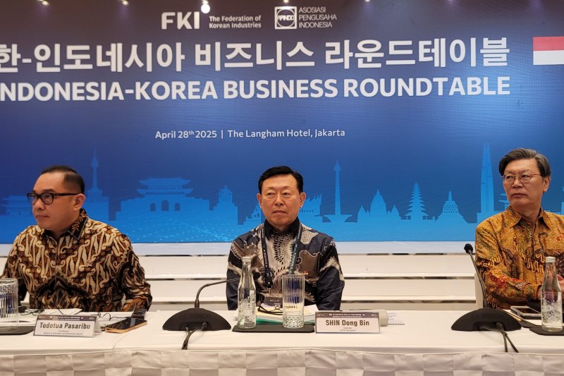 신동빈 롯데그룹 회장(가운데)이 28일(현지시간) 인도네시아 자카르타 랭햄 호텔에서 열린 '한-인도네시아 비즈니스 라운드테이블'에 참석해 있다.왼쪽부터 토도투아 파사리부 인도네시아 투자부 차관,신 회장,김창범 