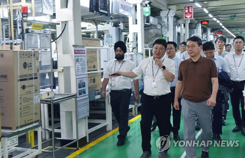 지난 2023년 인도 가전 생산라인을 방문해,<a href=