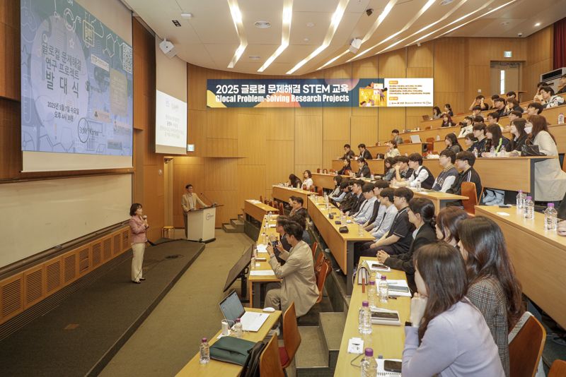 지난 7일 한국뉴욕주립대학교에서 진행된 '2025 글로컬 문제해결 STEM 교육 프로그램' 발대식에서 환영사를 하고 있는 윤명옥 지엠한마음재단코리아 사무총장.한국GM 제공
