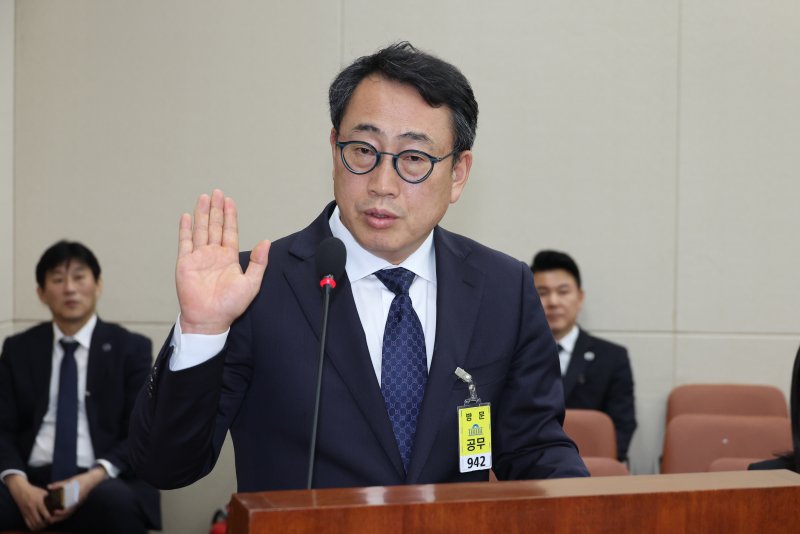 유영상 SK텔레콤 대표가 8일 서울 여의도 국회 과학기술정보방송통신위원회에서 열린 SK텔레콤 해킹 관련 청문회에 출석해 선서를 하고 있다.뉴스1