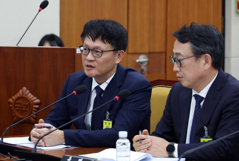 류정환 SKT 부사장(왼쪽)이 8일 서울 여의도 국회에서 열린 과학기술정보방송통신위원회 SK텔레콤 유심 해킹 사건 청문회에서 의원 질의에 답하고 있다.뉴시스