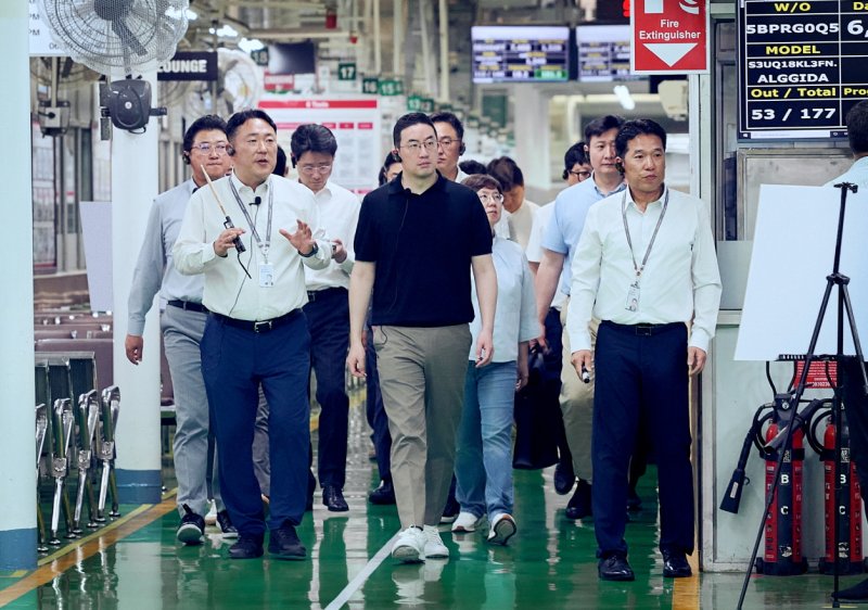 구광모 LG그룹 회장(앞줄 가운데)이 인도 뉴델리에 위치한 LG전자 노이다 생산공장에서 생산라인을 살펴보고 있다.LG 제공