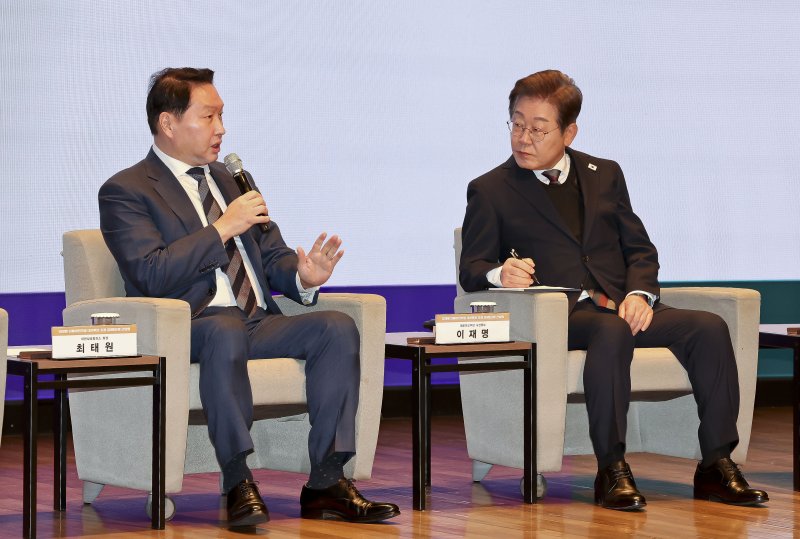 최태원 대한상공회의소 회장(왼쪽)이 8일 서울 중구 대한상공회의소에서 열린 대선 후보 초청 경제5단체장 간담회에서 발언하고 있다.뉴시스