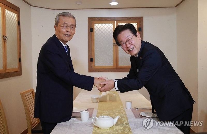 <b>이재명</b>, <b>김종인</b> 만나 조언 구했다…金 “국민 안심시킬 준비 중요”