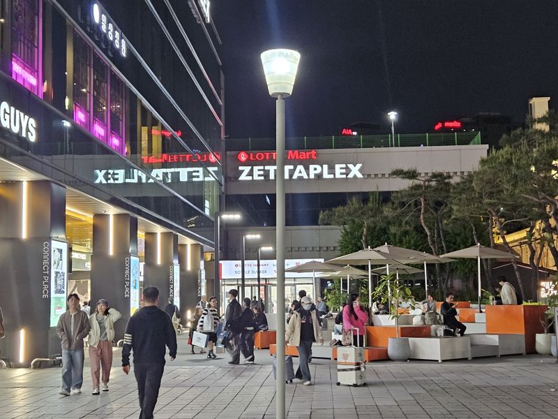 지난 1일 롯데마트 제타플렉스 서울역점 앞이 외국인 관광객들로 붐비고 있다.사진=이정화 기자