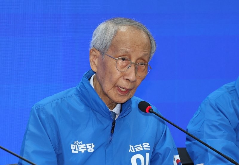 <b>윤여준</b> "<b>김문수 한덕수</b> 후보 <b>권력투쟁</b>…대선 의미 크게 훼손"