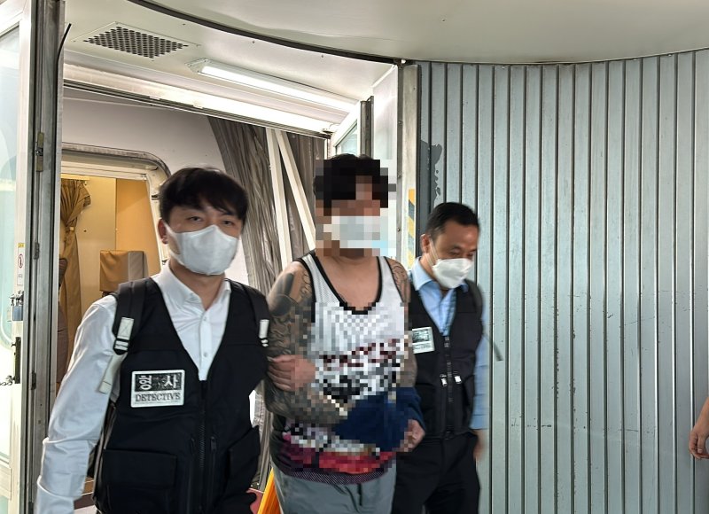 태국에서 활동하던 투자리딩방 사기범죄단체 피의자가 국내로 송환되고 있다.서울경찰청 금융범죄수사대 제공./사진=뉴스1