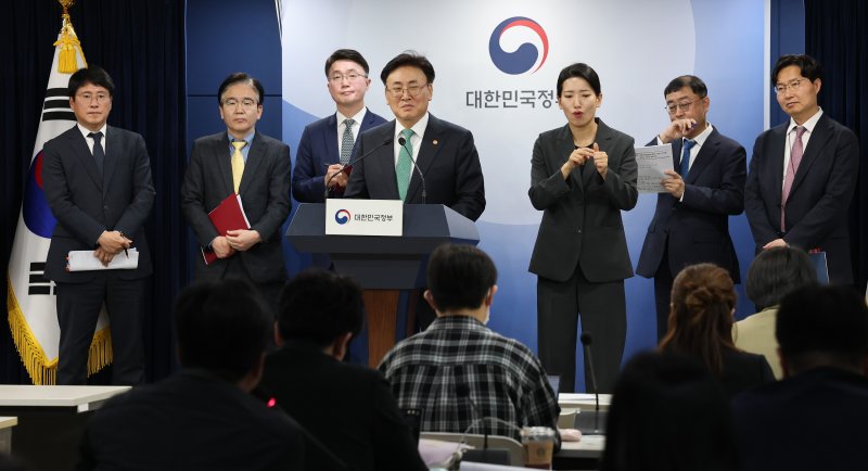 유상임 과학기술정보통신부 장관이 9일 서울 종로구 정부서울청사에서 과기정통부 핵심과제 추진현황 브리핑을 하고 있다.뉴스1