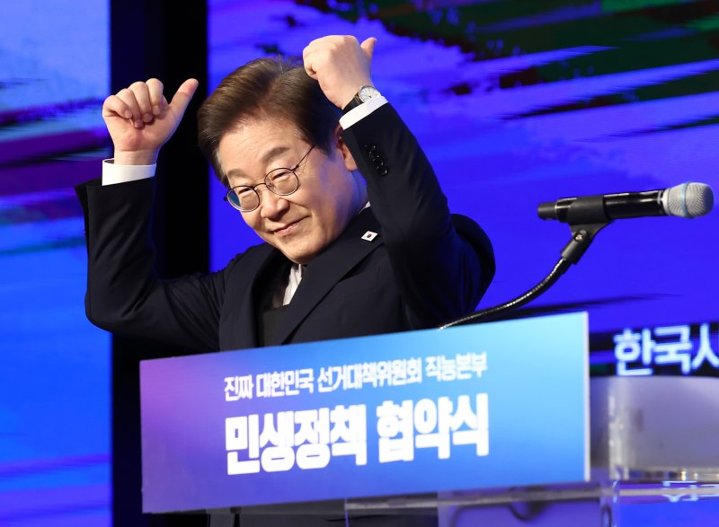 이재명 더불어민주당 대통령 후보가 8일 오후 서울 영등포구 중소기업중앙회에서 열린 선거대책위원회 직능본부 민생정책 협약식에서 인사말에 앞서 엄지를 치켜세우고 있다.사진=뉴스1