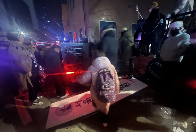 19일 새벽 윤석열 대통령에 대한 구속영장이 발부되자 서울 서부지법에 지지자들이 진입해 난동을 부리고 있다.사진=뉴스1