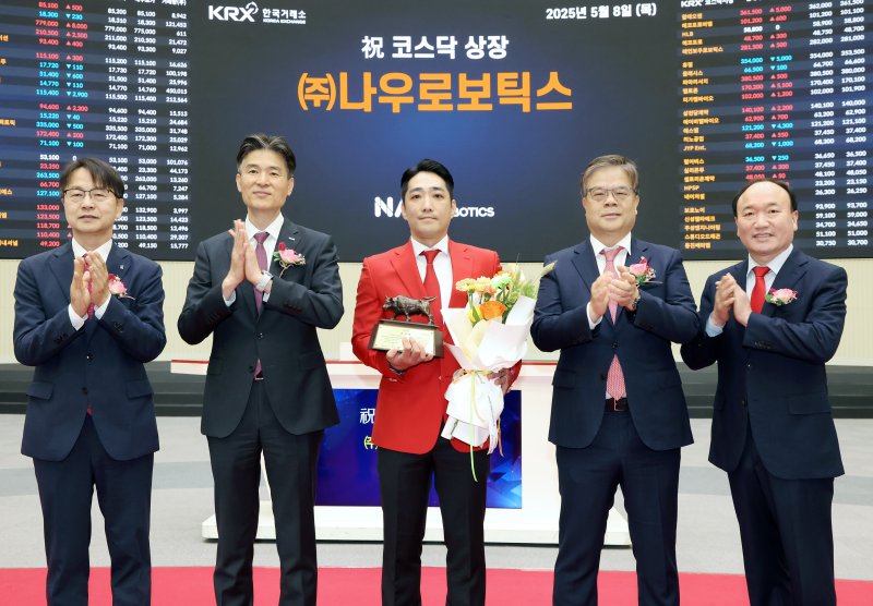 8일 서울 영등포구 한국거래소에서 열린 나우로보틱스 코스닥시장 상장 기념식에서 김대영 한국IR협의회 부회장(왼쪽부터)과 민경욱 한국거래소 코스닥시장본부장,이종주 나우로보틱스 대표이사,오익근 대신증권 대표이사,강