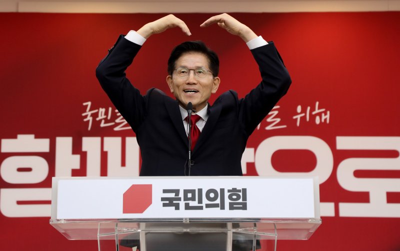 9일 오후 경기도 수원시 장안구 국민의힘 경기도당 강당에서 열린 경기도당 선거대책위 발대식에서 김문수 국민의힘 대선후보가 손으로 하트를 그리고 있다.김문수 캠프 제공